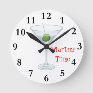 Martini-Zeit-Cocktail-Glas mit olivgrüner Runde Wanduhr