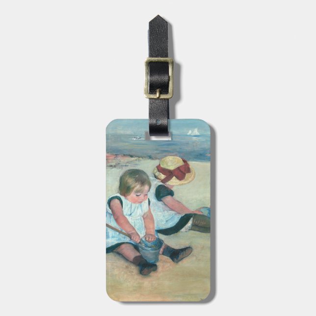 Mary Cassatt - Kinder, die am Strand spielen Gepäckanhänger (Vorderseite vertikal)