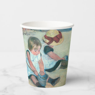 Mary Cassatt - Kinder, die am Strand spielen Pappbecher