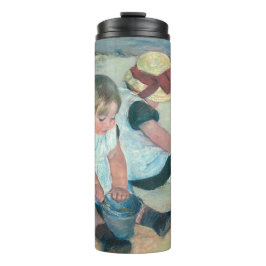 Mary Cassatt - Kinder, die am Strand spielen Thermosbecher