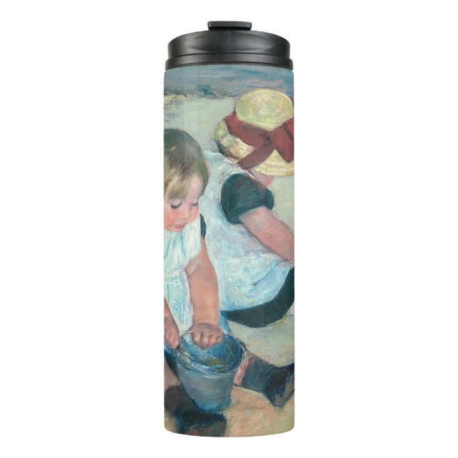 Mary Cassatt - Kinder, die am Strand spielen Thermosbecher (Vorderseite)