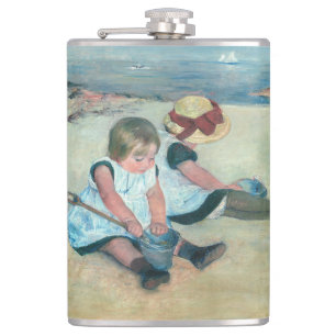 Mary Cassatt - Kinder spielen am Strand Flachmann