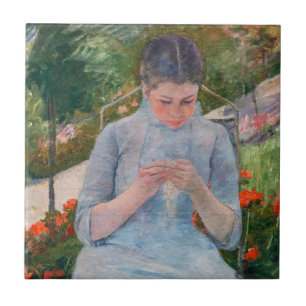 Mary Cassatt - Mädchen beim Nähen in einem Garten Fliese