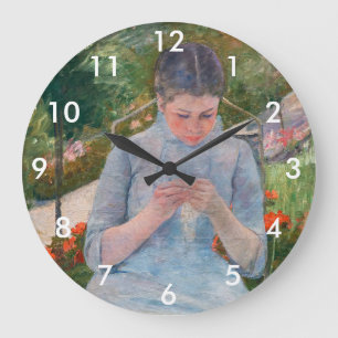 Mary Cassatt - Mädchen beim Nähen in einem Garten Große Wanduhr