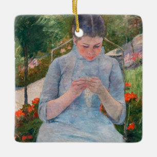 Mary Cassatt - Mädchen beim Nähen in einem Garten Keramikornament
