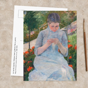 Mary Cassatt - Mädchen beim Nähen in einem Garten Postkarte