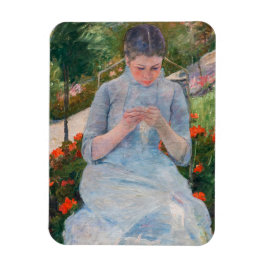 Mary Cassatt - Mädchen nähen im Garten Magnet