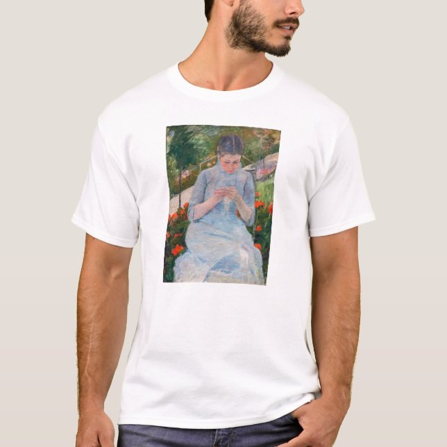 Mary Cassatt - Mädchen nähen im Garten T-Shirt (Vorderseite)