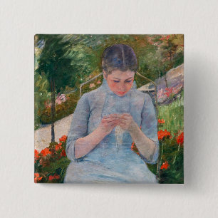 Mary Cassatt - Mädchen näht im Garten Button
