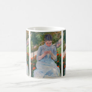 Mary Cassatt - Mädchen näht im Garten Kaffeetasse