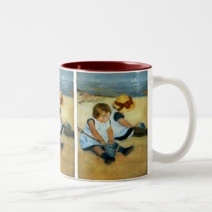 Mary Cassatts Kinder auf dem Strand (1884) Zweifarbige Tasse