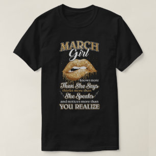 März Girl weiß mehr als sie sagt Geburtstagsgesche T-Shirt