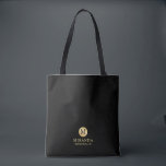 Masculine Black and Gold Personalisiert Bridesmaid Tasche<br><div class="desc">Fügen Sie Ihrer Hochzeit eine persönliche Touch mit einer personalisierten Totentasche aus Braut hinzu. Diese Tasche ist mit einem schwarzen Monogramm im goldenen Kreis-Element mit Namen und Titel in goldfarbenem beruflichen Schriftart auf schwarzem Hintergrund ausgestattet. Auch perfekt für Trauzeugin, Blume Mädchen und mehr. Bitte beachten Sie : Die Details der...</div>