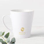 Masculine Gold Personalisierte Trauzeuge Kaffeezub Milchtasse<br><div class="desc">Fügen Sie Ihrer Hochzeit eine persönliche Touch mit personalisierten Trauzeugen Tasse hinzu. Diese Tasse enthält Monogramm im goldenen Kreis-Element mit Namen und Titel im beruflichen Schriftart-Stil. Auch perfekt für Trauzeuge, Brautvater, Ringträger und mehr. Bitte beachten Sie : Die Details der Folie werden im Kunstwerk simuliert. Bei der Herstellung dieses Produktes...</div>