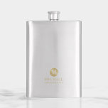 Masculine Gold Personalisierte Trauzeugen Flachmann<br><div class="desc">Fügen Sie Ihrer Hochzeit eine persönliche Touch mit personalisierten Trauzeugen Flasche. Dieser Kolben weist Monogramm in goldenem Kreis mit Namen und Titel im beruflichen Schriftart-Stil auf. Auch perfekt für Trauzeuge, Brautvater, Ringträger und mehr. Bitte beachten Sie : Die Details der Folie werden im Kunstwerk simuliert. Bei der Herstellung dieses Produktes...</div>