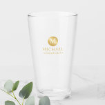 Masculine Gold Personalisierte Trauzeugen Glas<br><div class="desc">Fügen Sie Ihrer Hochzeit eine persönliche Touch mit personalisiertem Trauzeugen Glas. Dieses Glas enthält Monogramm in goldenem Kreis mit Namen und Titel im beruflichen Schriftart-Stil. Auch perfekt für Trauzeuge, Brautvater, Ringträger und mehr. Bitte beachten Sie : Die Details der Folie werden im Kunstwerk simuliert. Bei der Herstellung dieses Produktes wird...</div>