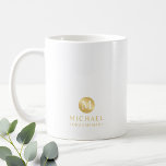 Masculine Gold Personalisierte Trauzeugen Kaffeetasse<br><div class="desc">Fügen Sie Ihrer Hochzeit eine persönliche Touch mit personalisierten Trauzeugen Tasse hinzu. Diese Tasse enthält Monogramm im goldenen Kreis-Element mit Namen und Titel im beruflichen Schriftart-Stil. Auch perfekt für Trauzeuge, Brautvater, Ringträger und mehr. Bitte beachten Sie : Die Details der Folie werden im Kunstwerk simuliert. Bei der Herstellung dieses Produktes...</div>