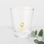 Masculine Gold Personalisierte Trauzeugen Schnapsglas<br><div class="desc">Fügen Sie Ihrer Hochzeit eine persönliche Touch mit personalisierten Trauzeugen Schuss Glas. Dieses Schiebeglas weist Monogramm im goldenen Kreis-Element mit Namen und Titel im beruflichen Schriftart-Stil. Auch perfekt für Trauzeuge, Brautvater, Ringträger und mehr. Bitte beachten Sie : Die Details der Folie werden im Kunstwerk simuliert. Bei der Herstellung dieses Produktes...</div>