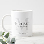 Masculine Personalisiert Monogramm und Name Trauze Jumbo-Tasse<br><div class="desc">Fügen Sie Ihrer Hochzeit eine persönliche Touch mit personalisierten Trauzeugen Tasse hinzu. Diese Tasse zeigt den Namen des personalisierten Trauzeugen mit dem Titel in Grau und Monogramm in hellgrau als Hintergrund,  im klassischen Serif-Schriftart-Stil. Auch perfekt für Trauzeuge,  Brautvater,  Ringträger und mehr.</div>