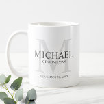 Masculine Personalisiert Monogramm und Name Trauze Kaffeetasse<br><div class="desc">Fügen Sie Ihrer Hochzeit eine persönliche Touch mit personalisierten Trauzeugen Tasse hinzu. Diese Tasse zeigt den Namen des personalisierten Trauzeugen mit dem Titel in Grau und Monogramm in hellgrau als Hintergrund,  im klassischen Serif-Schriftart-Stil. Auch perfekt für Trauzeuge,  Brautvater,  Ringträger und mehr.</div>