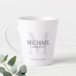 Masculine Personalisiert Monogramm und Name Trauze Milchtasse<br><div class="desc">Fügen Sie Ihrer Hochzeit eine persönliche Touch mit personalisierten Trauzeugen Tasse hinzu. Diese Tasse zeigt den Namen des personalisierten Trauzeugen mit dem Titel in Grau und Monogramm in hellgrau als Hintergrund,  im klassischen Serif-Schriftart-Stil. Auch perfekt für Trauzeuge,  Brautvater,  Ringträger und mehr.</div>