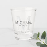 Masculine Personalisiert Monogramm und Name Trauze Schnapsglas<br><div class="desc">Fügen Sie Ihrer Hochzeit eine persönliche Touch mit personalisierten Trauzeugen Schuss Glas. Dieses Schiebeglas weist den Namen des personalisierten Trauzeugen mit dem Titel in Grau und Monogramm in hellgrau als Hintergrund,  im klassischen Serifenstil Schriftart. Auch perfekt für Trauzeuge,  Brautvater,  Ringträger und mehr.</div>