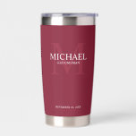 Masculine Personalisiert Monogramm und Name Trauze Thermobecher<br><div class="desc">Fügen Sie Ihrer Hochzeit eine persönliche Touch mit personalisierten Trauzeugen Geschenk. Dieses Design zeichnet sich durch den Namen des personalisierten Trauzeugen aus,  der in Weiß und Monogramm in hellbordeauxrot als Hintergrund,  im klassischen Serif-Schriftart auf bordeauxrotem Hintergrund gehalten ist. Auch perfekt für Trauzeuge,  Brautvater,  Ringträger und mehr.</div>