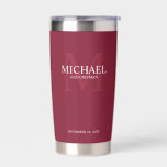Masculine Personalisiert Monogramm und Name Trauze Thermobecher<br><div class="desc">Fügen Sie Ihrer Hochzeit eine persönliche Touch mit personalisierten Trauzeugen Geschenk. Dieses Design zeichnet sich durch den Namen des personalisierten Trauzeugen aus,  der in Weiß und Monogramm in hellbordeauxrot als Hintergrund,  im klassischen Serif-Schriftart auf bordeauxrotem Hintergrund gehalten ist. Auch perfekt für Trauzeuge,  Brautvater,  Ringträger und mehr.</div>