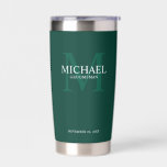 Masculine Personalisiert Monogramm und Name Trauze Thermobecher<br><div class="desc">Fügen Sie Ihrer Hochzeit eine persönliche Touch mit personalisierten Trauzeugen Geschenk. Dieses Design zeichnet sich durch den Namen des personalisierten Trauzeugen aus,  der in Weiß und Monogramm gehalten ist,  in hellgrün als Hintergrund,  im klassischen Serif-Schriftart-Stil auf smaragdgrünem Hintergrund. Auch perfekt für Trauzeuge,  Brautvater,  Ringträger und mehr.</div>