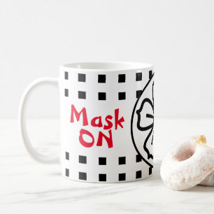 Maske auf Maske abseits der sozialen Distanz Kaffeetasse