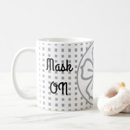 Maske auf Maske von sozialer Distanz Kaffeetasse