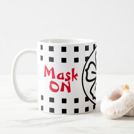 Maske auf Maske von sozialer Distanz Kaffeetasse