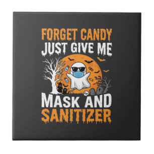 Maske und Desinfektionsmittel Halloween-Geisterdes Fliese