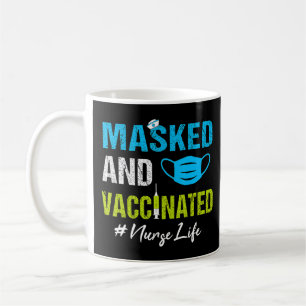Maske und geimpfte Krankenschwester Kaffeetasse