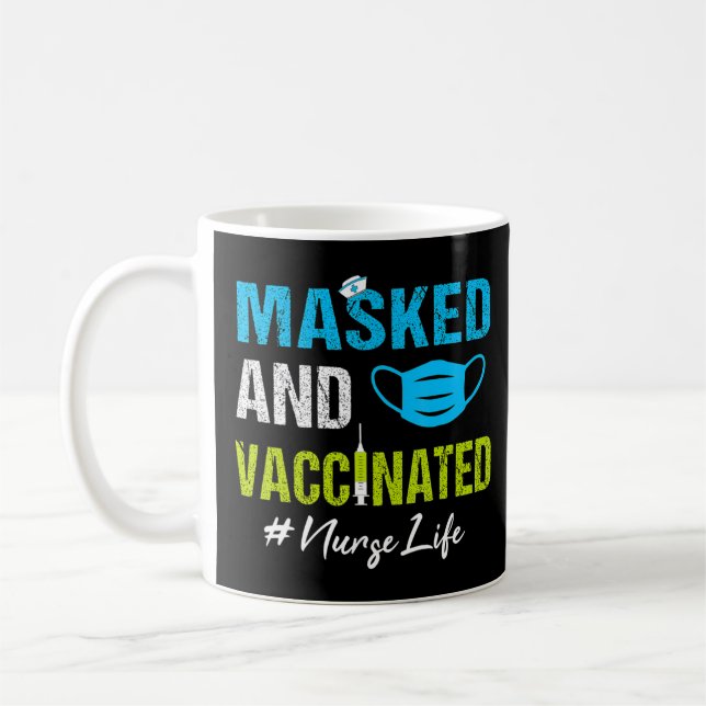 Maske und geimpfte Krankenschwester Kaffeetasse (Links)
