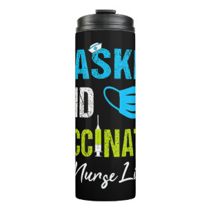 Maske und geimpfte Krankenschwester Thermosbecher