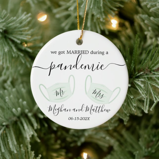 Masken der Pandemie für die erste Weihnachtszeit Keramik Ornament (Baum)
