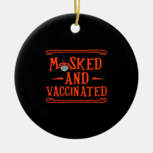 Maskiert und geimpft: Gruseliger Halloween-Kostüm Keramik Ornament