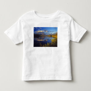 Maskinonge Lake im Waterton-Lakes-Nationalpark 3 Kleinkind T-shirt