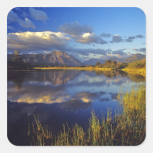 Maskinonge Lake im Waterton-Lakes-Nationalpark 3 Quadratischer Aufkleber