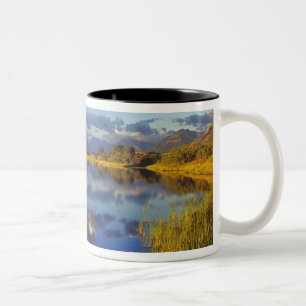 Maskinonge Lake im Waterton-Lakes-Nationalpark 3 Zweifarbige Tasse