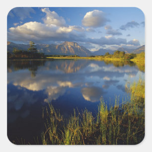 Maskinonge Lake im Waterton-Lakes-Nationalpark Quadratischer Aufkleber