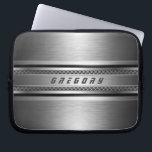 Maskuline Imitate Silbergraue Streifen Design Laptopschutzhülle<br><div class="desc">Elegante metallische Imitate silbergrau glänzend metallisch mit schwarzen Streifen und Metallmashakzenten. Individuell überdimensionierte Monogramme sind immer optional. Cooles männliches Design, macht Grant Vätern Tagesgeschenk. Wie alle Designs auf zazzle ist dies nicht ein Metall, sondern Bild, das wie Metall aussieht. Wenn Sie Hilfe bei der Anpassung eines meiner Designs benötigen, kontaktieren...</div>