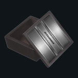 Maskuline Imitate Silver Stripes Design monogramie Kiste<br><div class="desc">Elegante metallische Imitate silber aussehen glänzend metallisch mit schwarzen Streifen Akzente. Metallgewebe Maßgeschneidertes überdimensionales Monogramm. Cooles männliches Design, macht Grant Vätern Tagesgeschenk. Das ist kein Metall, sondern ein Bild, das metallisch aussieht. Wenn Sie Hilfe bei der Anpassung eines meiner Designs benötigen, kontaktieren Sie ArtOnWear Designer. Kostenlose Textformatierung mit Live-Hilfe auf...</div>