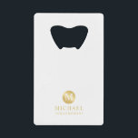 Maskuline Personalisierte Trauzeugen in Weiß und G Geldbeutel Flaschenöffner<br><div class="desc">Fügen Sie Ihrer Hochzeit eine persönliche Touch mit einem personalisierten Trauzeugen Flaschenöffner hinzu. Dieser Flaschenöffner ist mit weißem Monogramm in goldfarbenem Kreissegment mit Namen und Titel im beruflichen Schriftart-Stil auf weißem Hintergrund ausgestattet. Auch perfekt für Trauzeuge, Brautvater und mehr. Bitte beachten Sie : Die Details der Folie werden im Kunstwerk...</div>