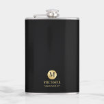 Maskuline Schwarz und Gold Personalisierte Trauzeu Flachmann<br><div class="desc">Fügen Sie Ihrer Hochzeit eine persönliche Touch mit personalisierten Trauzeugen Flasche. Dieser Kolben weist ein weißes Monogramm in goldenem Kreis mit Namen und Titel in goldfarbenem beruflichen Schriftart auf schwarzem Hintergrund auf. Auch perfekt für Trauzeuge, Brautvater und mehr. Bitte beachten Sie : Die Details der Folie werden im Kunstwerk simuliert....</div>