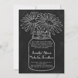 Mason Jar mit Daisis auf Chalkboard Wedding Einladung
