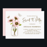 Mason Jar mit rosa Sonnenblumen Sweet 16 Party Einladung<br><div class="desc">Mit dieser maßgeschneiderten,  süßen 16 Party Einladung laden wir Sie zu Ihrer Veranstaltung ein. Es ist mit einem Maurerkirsch mit rosa Sonnenblumen und Schmetterlingen ausgestattet. Personalisieren Sie diese Rosa Sonnenblumeneinladung,  indem Sie Ihre Veranstaltungsdetails hinzufügen. Diese Sonnenblume 16 . Geburtstag lädt zu jeder Jahreszeit und zu jedem Anlass ein.</div>