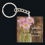 Mason Jar und Pink Daisies Country Barn Wedding Schlüsselanhänger<br><div class="desc">Der rustikale schicke Mason Jar und Pink Daisies Country Wedding Square Acrylic Schlüsselanhänger mit den persönlichen Namen der Braut und Bräutigam und Ehezeremonie Datum, um ein einzigartiges Gastgeschenk oder Sake Geschenk für die Neuvermählten zu schaffen. Diese reizvolle Ranch-Themengruppe der Brauchtum-Schlüsselkette verfügt über ein malerisches digital erweitertes Blumenfoto eines Glaskonservenglases, das...</div>