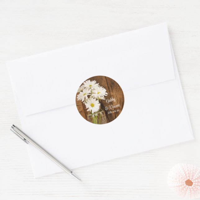 Mason Jar und White Daisies Barn Wedding Runder Aufkleber (Umschlag)